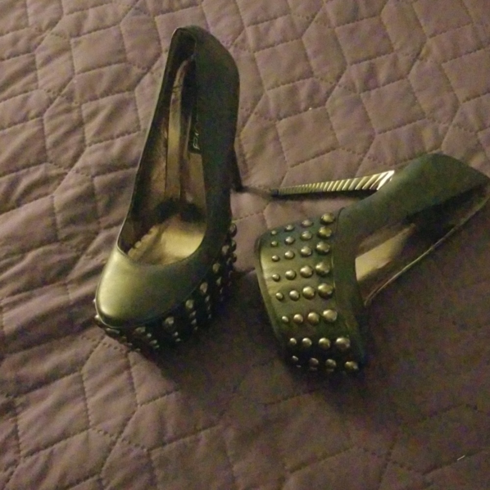 Shoes - Picture 3 of 6